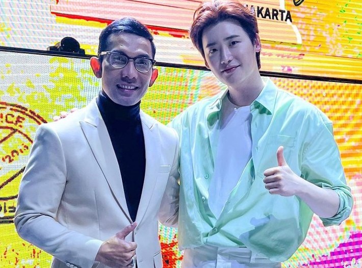 Indra Herlambang bersama Lee Jong Suk. - Image
