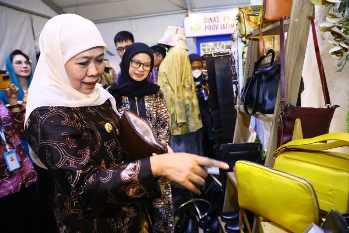 Gubernur Khofifah Indar Parawansa mengikuti kegiatan peringatan Bulan Bakti Gotong Royong Masyarakat (BBGRM) XX & Hari Kesatuan Gerak (HKG) PKK Ke-51 Tahun 2023. - Image