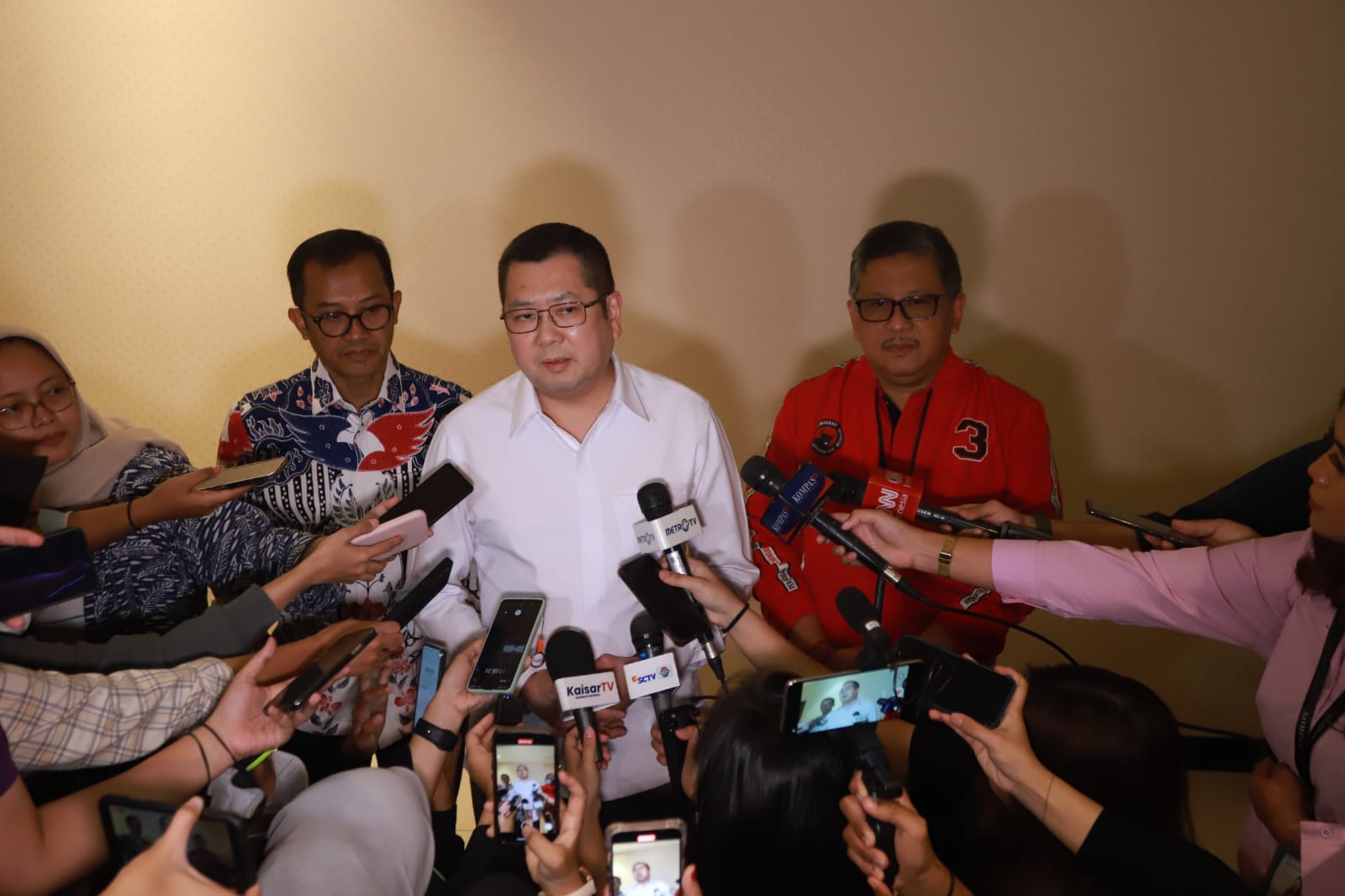 Ketua Umum Partai Perindo Hary Tanoesoedibjo bersama Sekjen PDIP Hasto Kristiyanto dalam acara pelatihan Jurkam bakal capres Ganjar Pranowo di Kebon Sirih, Jakarta Pusat, Selasa (18/7). - Image