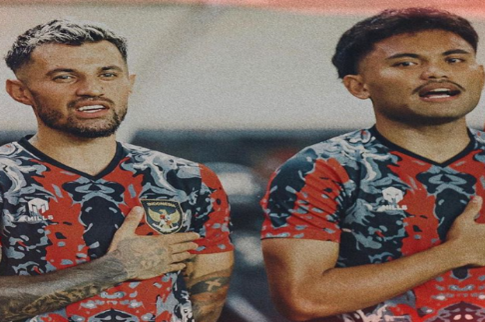 Saddil Ramdani (kanan) mengaku bangga dengan lambang Garuda di dada. Karena itu, dia membantah kabar yang menyebut dirinya pindah kewarganegaraan. (Instagram @saddilramdani) - Image