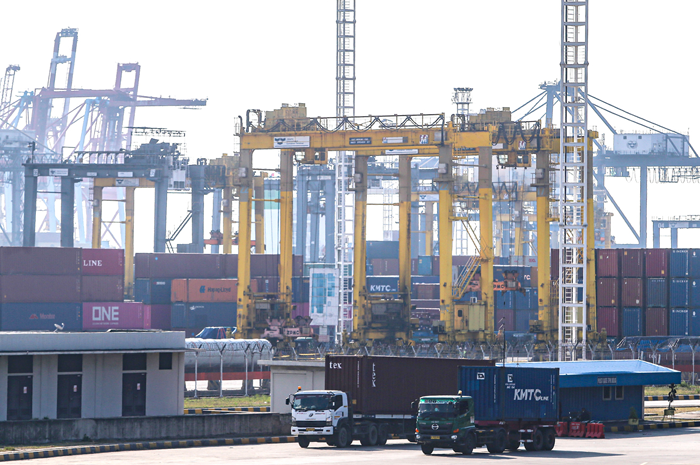 BERTAHAN SURPLUS: Suasana terminal peti kemas untuk ekspor dan impor di Tanjung Priok, Jakarta, Senin (17/7). - Image