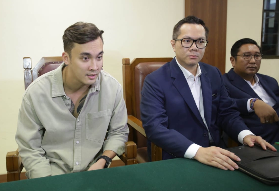 Rendy Kjaernett bersama tim kuasa hukumnya. (Abdul Rahman/ JawaPos.com). - Image