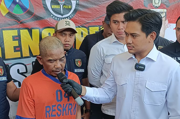 KEJAM: Tim Resmob Polres Kediri menggelandang Suprapto alias Totok dalam rilis kasus pembunuhan Desy Lailatul Khoiriyah. - Image