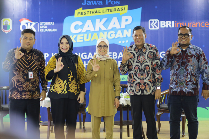 OJK Regional 1 DKI Jakarta dan Banten, PT Jawa Pos Koran, BRINS serta Pemkab Lebak berkolaborasi menggelar Festival Literasi Cakap Keuangan di aula Multatuli Kantor Bupati Lebak, Banten, Selasa (18/7) - Image