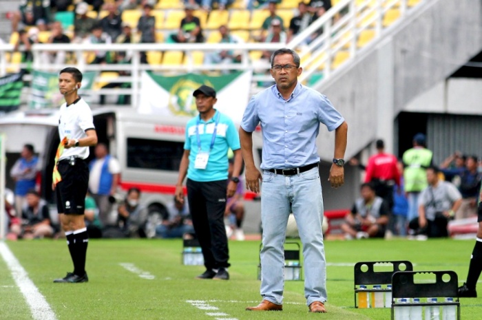 Aji Santoso tak menyalahkan pemainnya saat beradaptasi di posisi yang tak biasa dia perankan. - Image