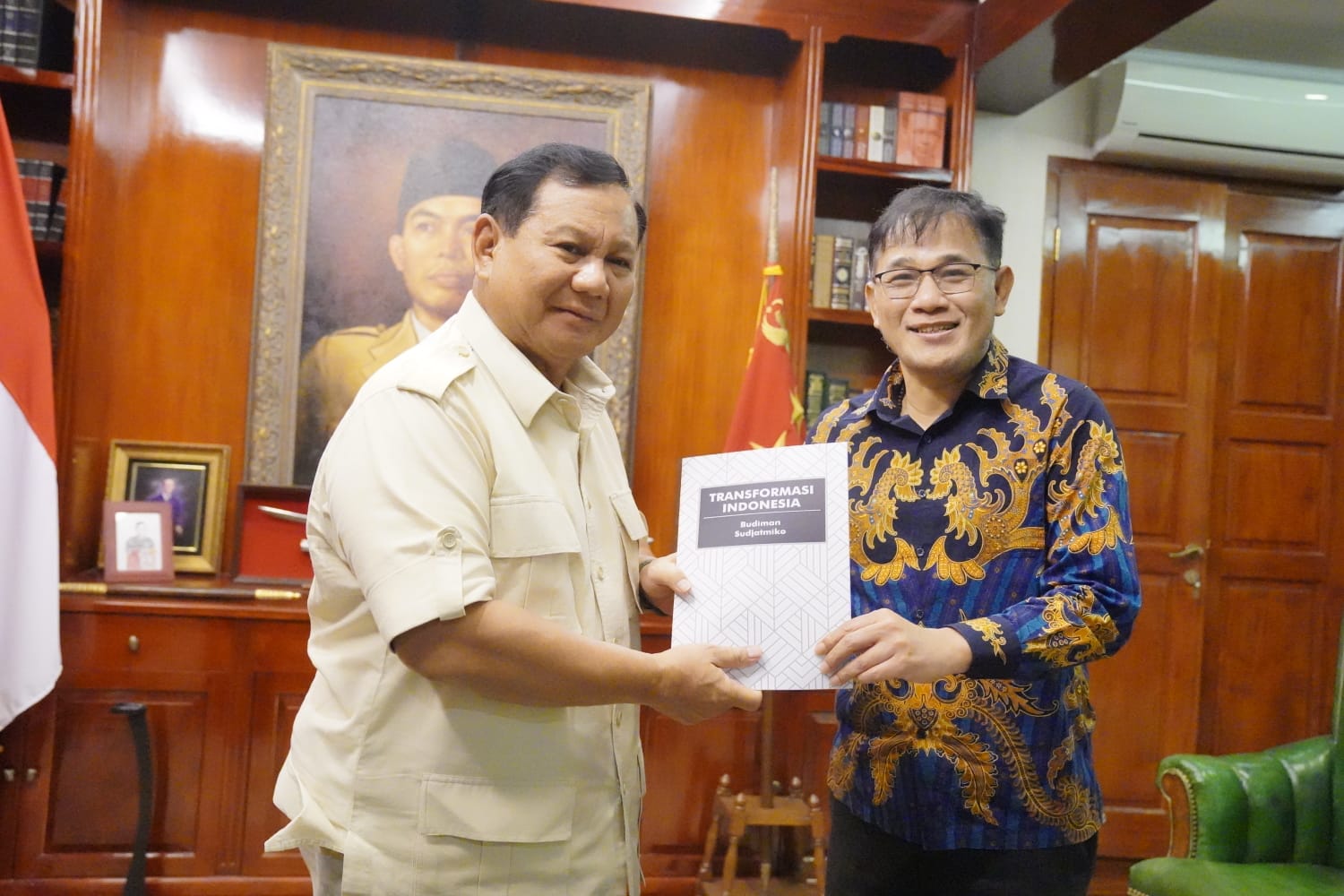 Politikus PDI Perjuangan Budiman Sudjatmiko menyambangi Ketua Umum Partai Gerindra Prabowo Subianto di kediamannya di Kertanegara Nomoe 4, Kebayoran Baru, Jakarta Selatan, Selasa (18/7) malam. - Image