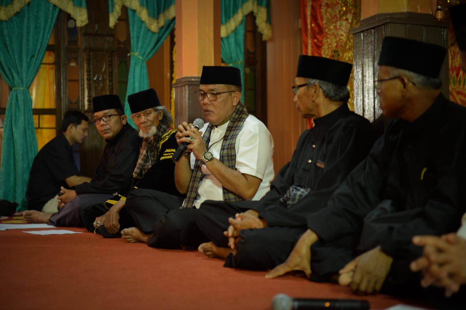 Supardi (berbaju putih) menjadi keynote speaker dalam Musyawarah Tuo Silek di Balai Kalikih, Payakumbuh tahun lalu. - Image