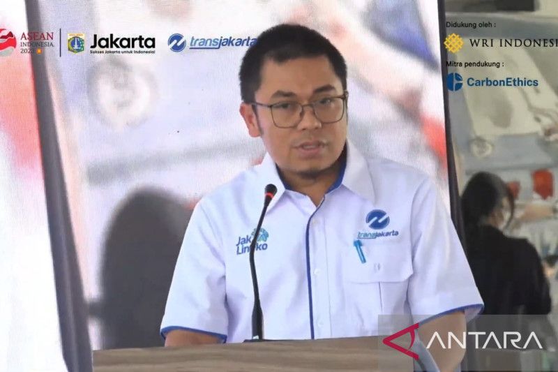 Tangkap layar Direktur Utama PT Transjakarta Welfizon Yuza menyaksikan penandatanganan nota kesepahaman bersama lembaga riset WRI Indonesia dan Carbon Ethics dalam mengurangi emisi karbon, Rabu (19/7) - Image