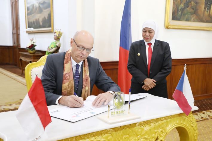 Gubernur Jawa Timur Khofifah Indar Parawansa menerima kunjungan Duta Besar (Dubes) Republik Ceko untuk Indonesia Jaroslav Dolecek. - Image