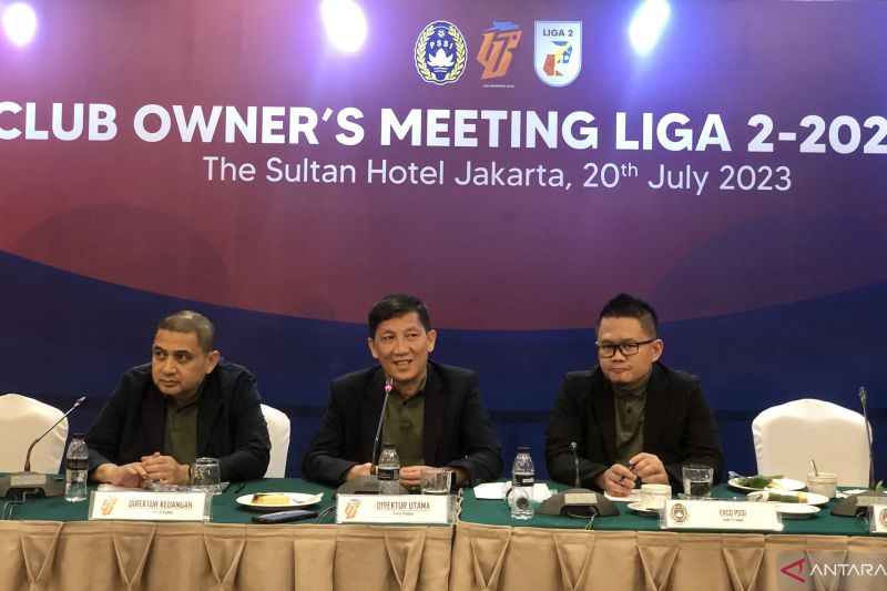 Direktur PT LIB Munafri Arifuddin (kiri), Dirut PT LIB Ferry Paulus (tengah), dan Direktur Operasional PT LIB Asep Saputra (kanan) ketika mengikuti club owner’s meeting Liga 2 2023-2024. - Image