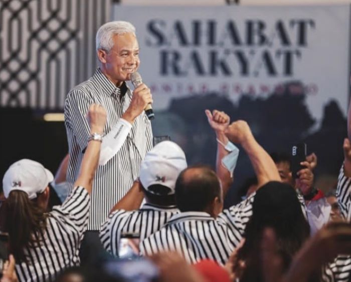 Ganjar Pranowo memakai kemeja hasil desain dari Presiden Jokowi. (Instagram Ganjar Pranowo) - Image