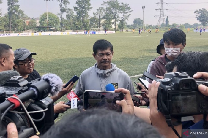 Indra Sjafri ketika memberikan keterangan tentang pencoretan tujuh pemain, di mana empat pemain merupakan diaspora. (Antara) - Image