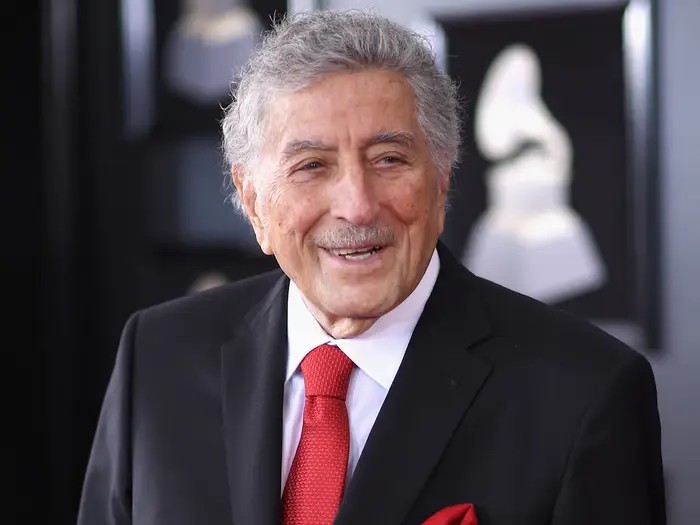 Penyanyi, penulis lagu jazz senior Tony Bennet meninggal dunia di usia 96 tahun. (Insider) - Image