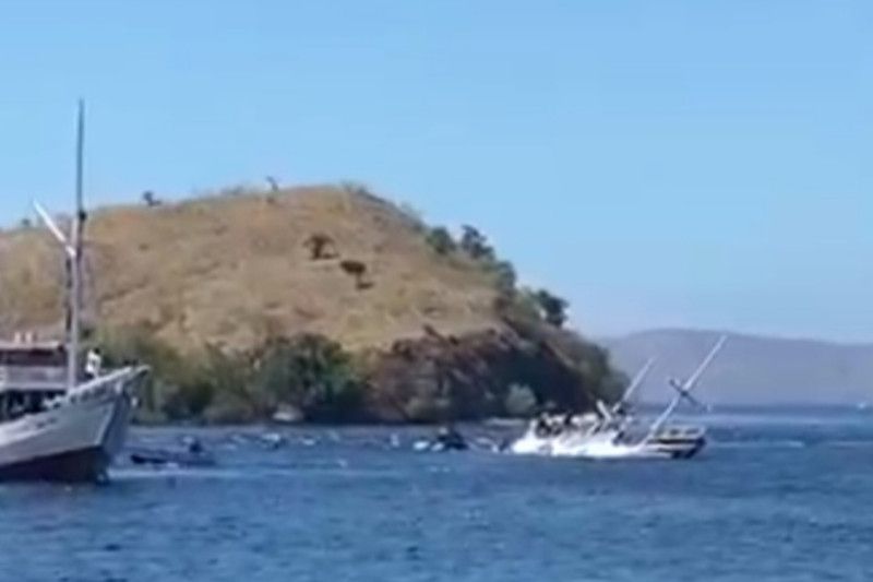 Tangkapan layar kapal wisata tenggelam di perairan Pantai Pink Kawasan TN Komodo, Kabupaten Manggarai Barat, Nusa Tenggara Timur. ANTARA/HO-Tanggapan layar - Image
