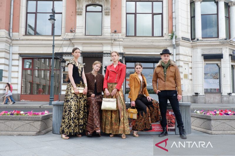 Model Rusia memeragakan busana karya desainer Indonesia dalam Moscow Fest Edition - Russian Creative Week 2023 (ANTARA/H.O) - Image