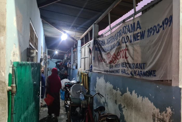 Gang sempit menuju rumah Chintya, remaja Surabaya yang berjualan peyek dengan merangkak. - Image