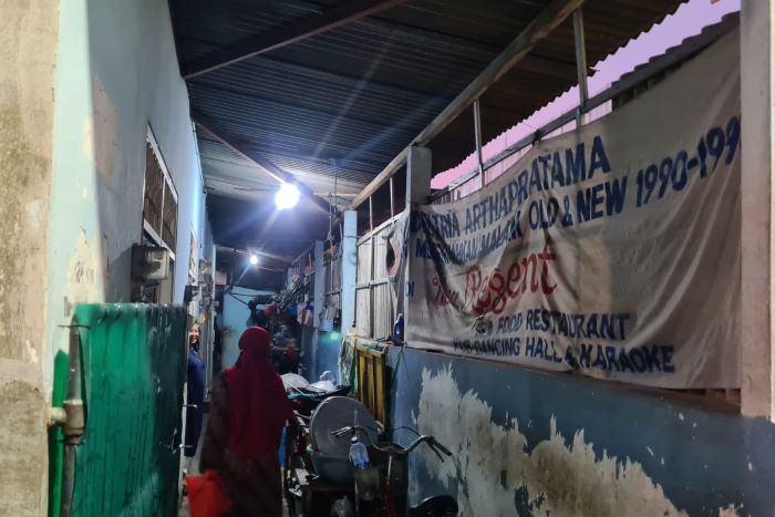 Kondisi rumah Chintya, remaja di Surabaya yang berjualan peyek dengan merangkak. - Image