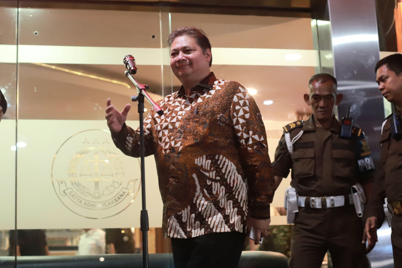 Menko Perekonomian Airlangga Hartarto usai diperiksa Kejaksaan Agung Jakarta, Senin (24/7/2023). - Image