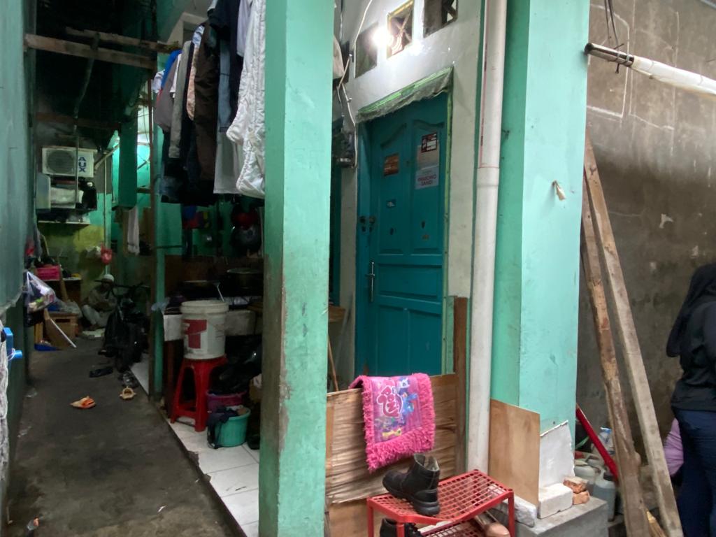 Rumah ibu rumah tangga yang tewas gantung diri di Jalan Tomang Banjir Kanal (TBK) RT008/013, Tomang, Grogol Petamburan, Jakarta Barat (Royyan/JawaPos.com) - Image