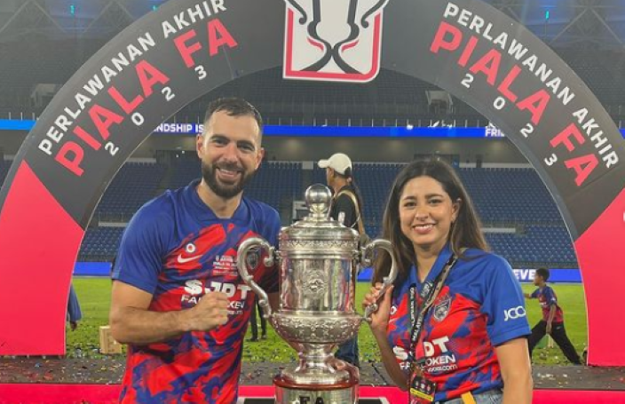 Jordi Amat pimpin rekan rekannya membawa JDT Juara Piala FA Malaysia. - Image