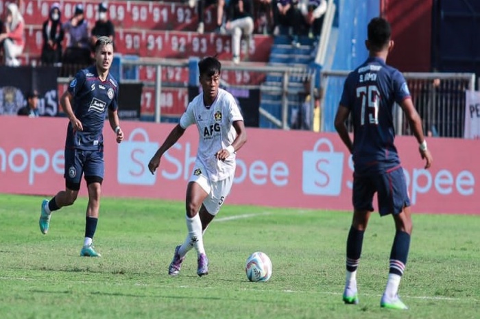 Muhammad Supriadi (tengah) menjadi andalan Persik Kediri saat menghadapi Arema FC akhir pekan lalu. - Image
