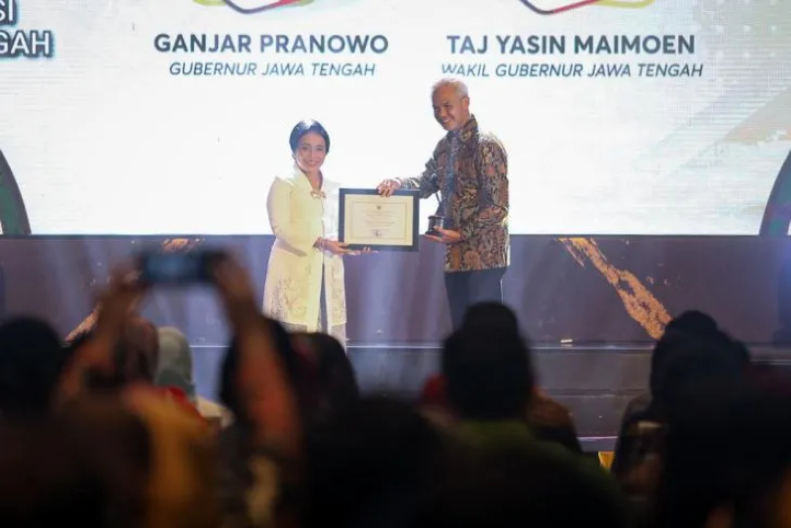Menteri PPPA Bintang Puspayoga menyerahkan penghargaan kepada Gubernur Ganjar Pranowo pada Malam Penganugerahan Kabupaten/Kota Layak Anak 2023 di Semarang, Sabtu (22/7) malam. (ANTARA/HO-Humas) - Image