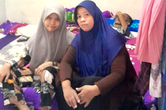 Chintya bersama Sumiyati di kediamannya di kawasan Kendangsari 7 Surabaya - Image