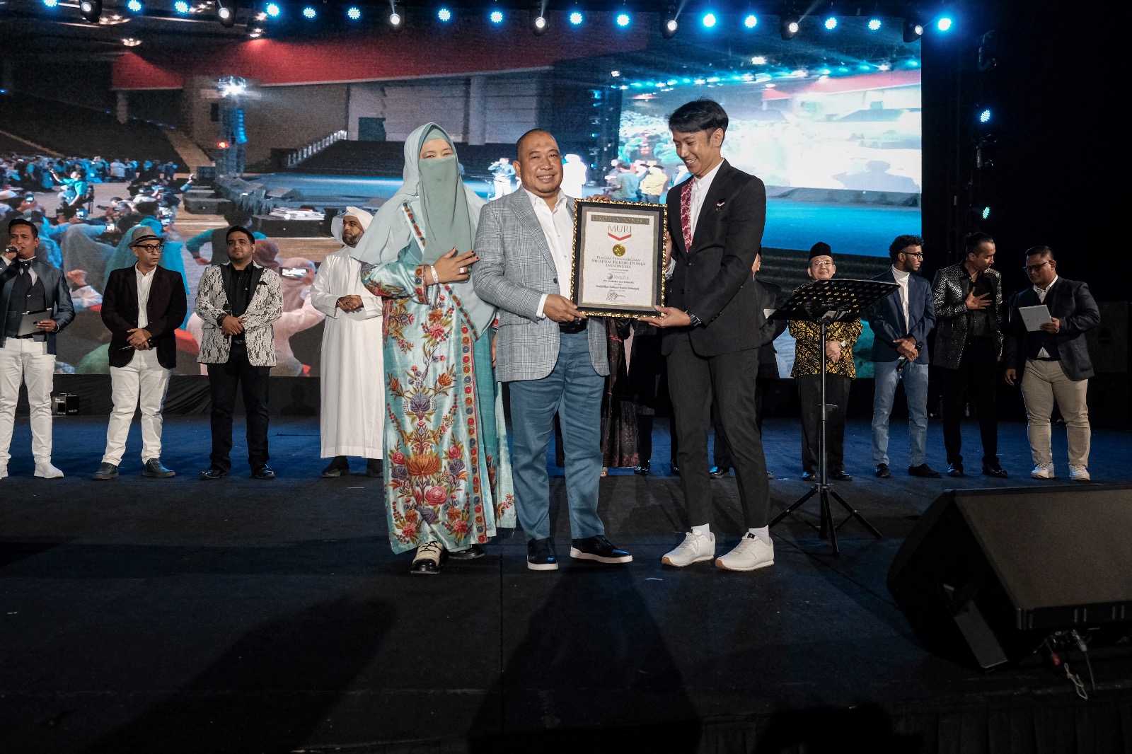 Biro perjalanan sekaligus agen umrah dan haji Samira Ali Wisata (Samira Travel) memecahkan rekor Museum Rekor Indonesia untuk kategori Pembacaan Lafal Talbiyah Masal. - Image
