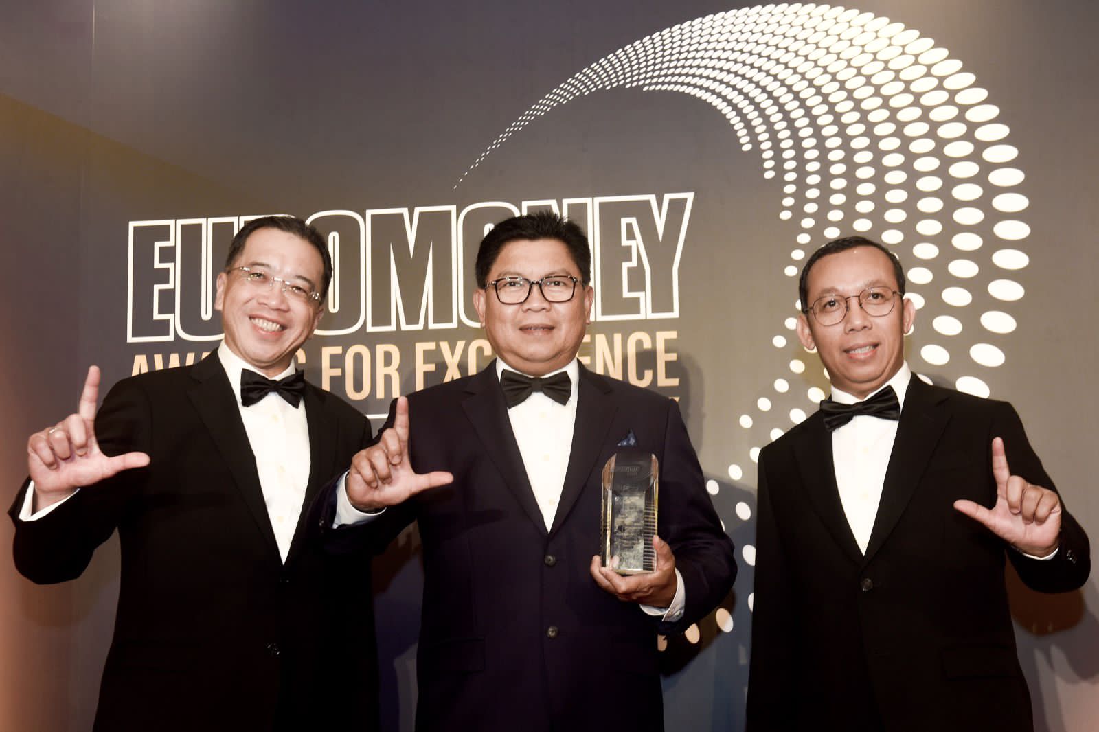 Direktur Utama Bank Mandiri Darmawan Junaidi bersama direksi lainnya saat menerima penghargaan di ajang Euromoney Award for Excellence 2023. - Image