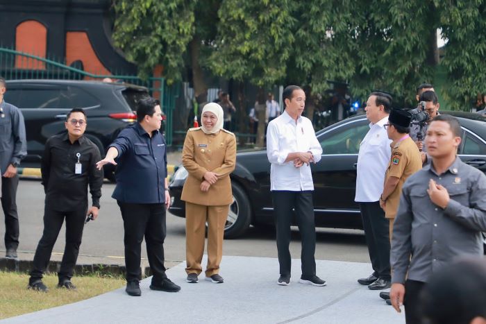 Presiden Joko Widodo dan Ibu Negara Iriana Jokowi meninjau harga sembako di Pasar Bululawang, Kabupaten Malang. - Image