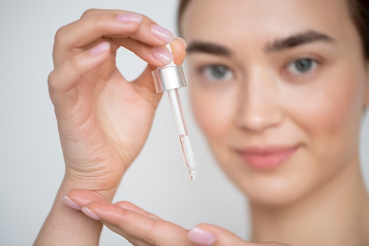 Ilustrasi seorang perempuan yang sedang menggunakan produk skin care. (Freepik) - Image