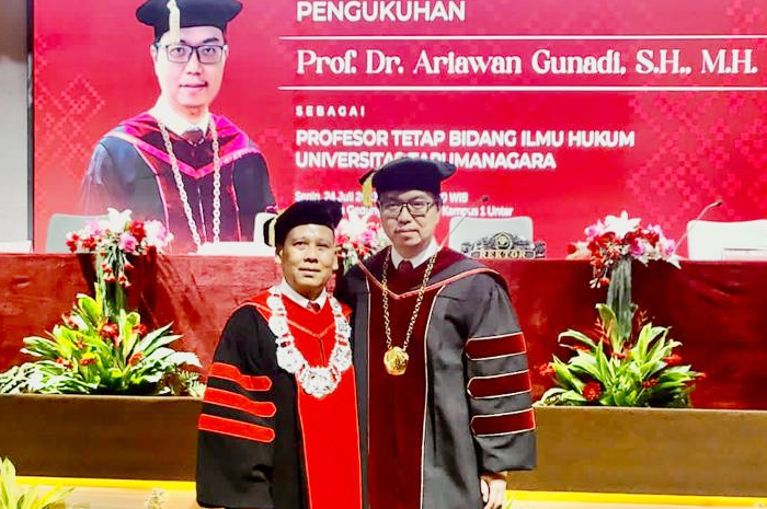 Profesor Ariawan Gunadi (kiri) bersama Dekan Fakultas Hukum Ahmad Sudiro usai pengukuhan sebagai guru besar di Universitas Tarumanegara. - Image