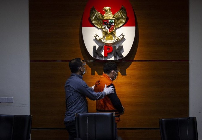 Petugas menggiring tersangka terkait kasus Mantan Bupati Cirebon Sunjaya. - Image