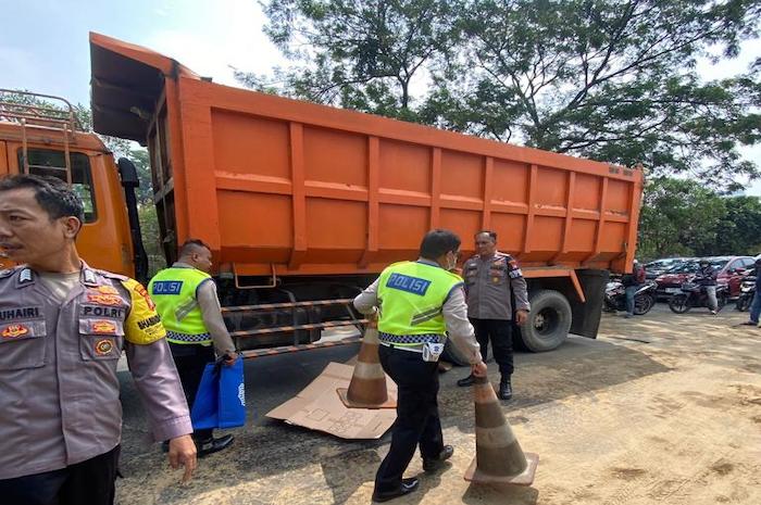Kecelakaan yang melibatkan motor dan truk terjadi di Cengkareng, Jakarta Barat. (Istimewa) - Image