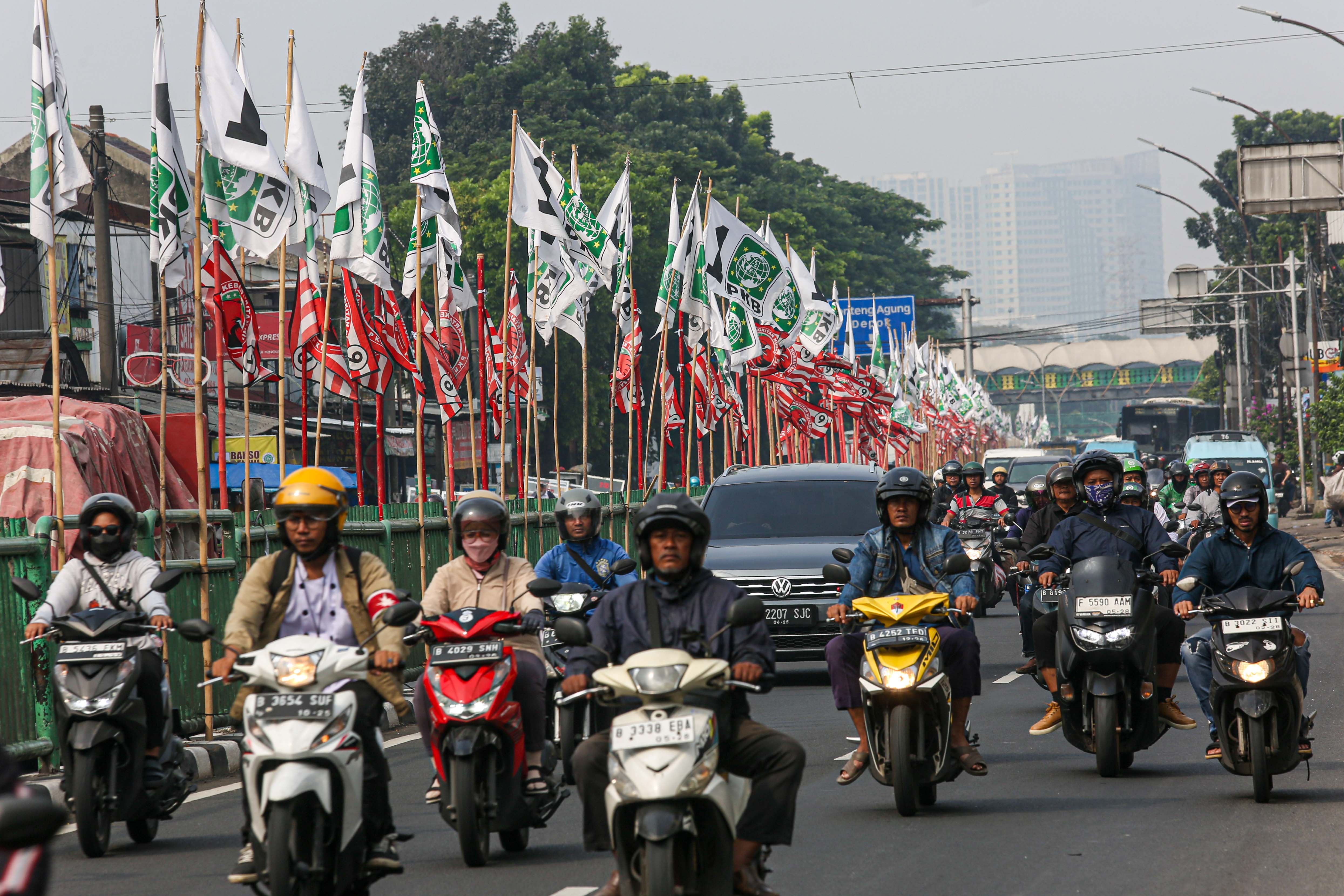 ILUSTRASI: Pengendara melintas di deretan bendera parpol di pembatas jalan kawasan Pasar Minggu, Jakarta. - Image