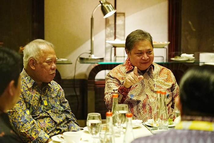 Menko Perekonomian Airlangga Hartarto dalam Conference on National Strategic Projects (PSN) yang digelar di Jakarta, Rabu (26/7). Tampak di sebelah Airlangga, Menteri PUPR Basuki Hadimuljono. - Image