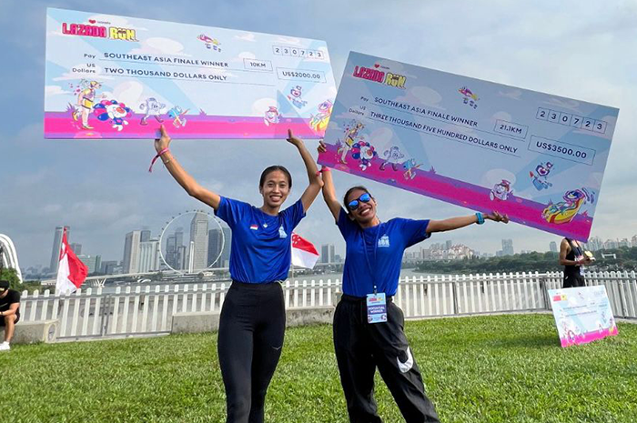 Novia Nur Nirwani dan Odekta Elvina Naibaho usai memenangi Lazada Run di Singapura - Image
