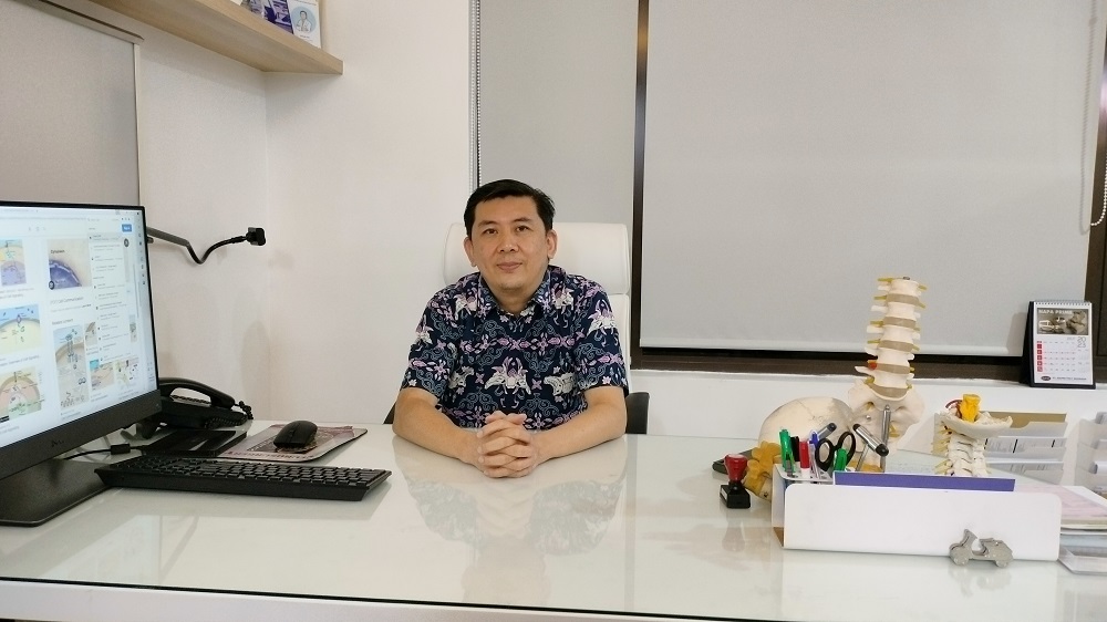 Prof. Dr. dr. Julius July, Sp.BS (K) menegaskan bahwa BP IHC penting dalam pengobatan tumor otak karena dapat membantu dokter dalam menentukan jenis tumor otak dan strategi pengobatannya. - Image