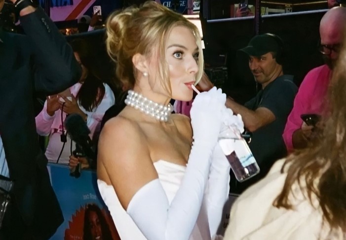 Margot Robbie mendapat pujian karena kemampuan bahasa isyarat saat bicara ke penggemar. - Image
