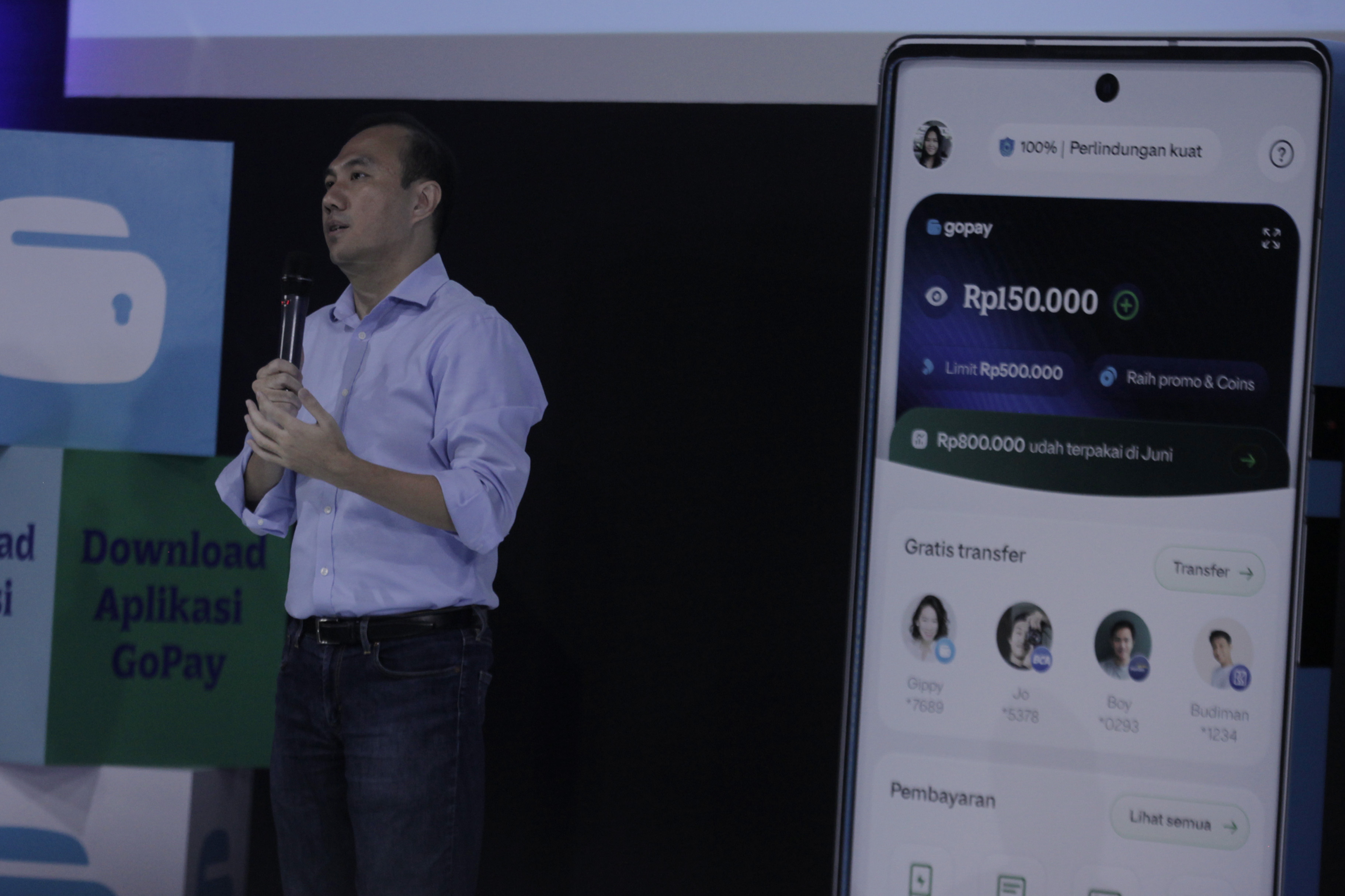Presiden Unit Bisnis Financial Technology GoTo Hans Patuwo (kiri) dan CEO Grup GoTo Patrick Walujo (kanan) saat melakukan peluncuran Aplikasi GoPay di Jakarta, Rabu (26/7/2023). - Image