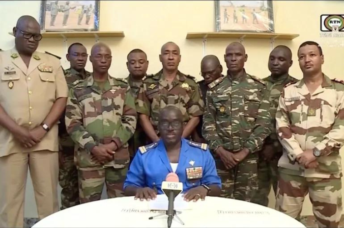 Juru bicara militer Kolonel-Mayor Amadou Abdramane tengah memberikan pidato terkait penggulingan dan penahanan Presiden Mohamed Bazoum melalui siaran nasional. - Image