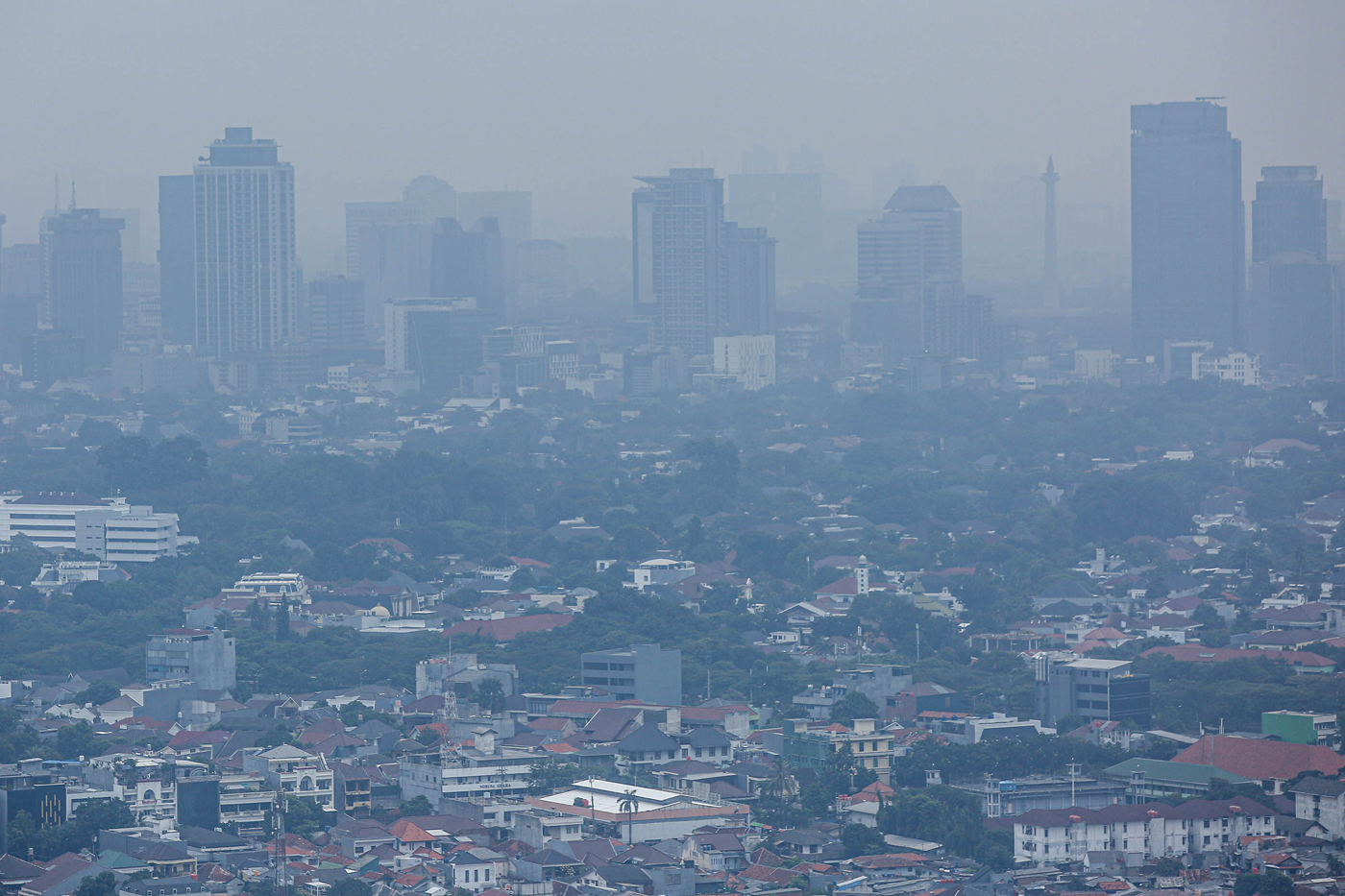 Suasana kota Jakarta diselimuti kabut polusi, Rabu (26/7/2023). - Image