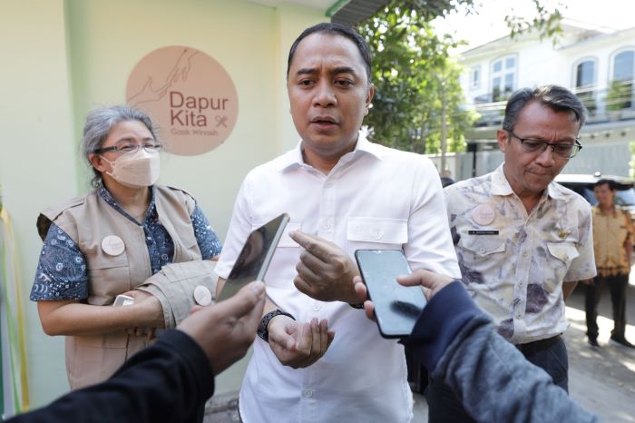 Wali Kota Surabaya Eri Cahyadi meresmikan Dapur Kita di Kelurahan Keputran, Kecamatan Tegalsari, Kamis (27/7). - Image