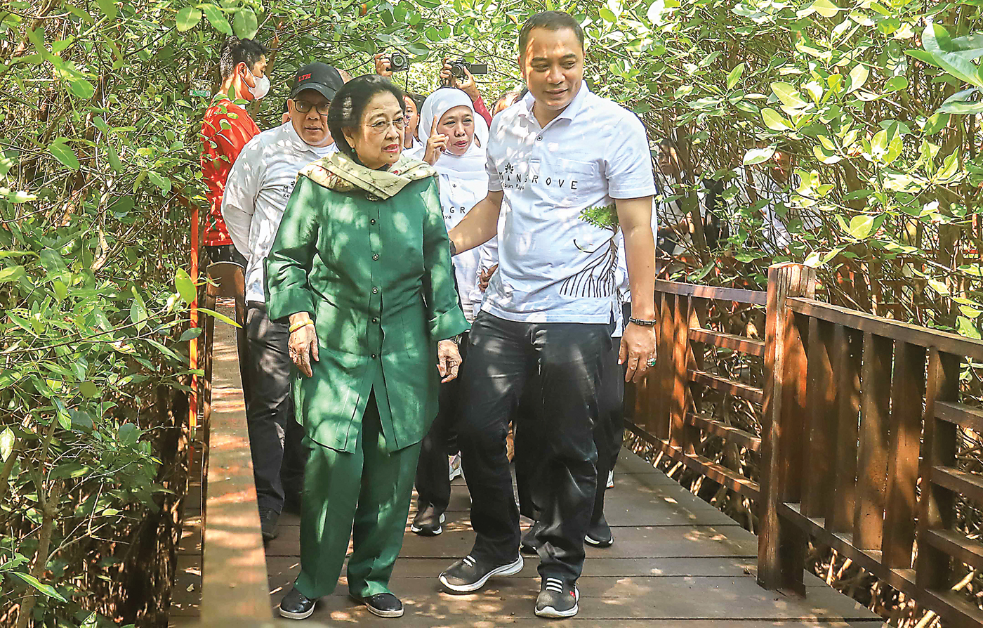 KOMITMEN KONSERVASI: Ketua Yayasan Kebun Raya Indonesia Megawati Soekarnoputri dan Wali Kota Surabaya Eri Cahyadi di jogging track yang menjadi salah satu fasilitas di Kebun Raya Mangrove Surabaya. - Image