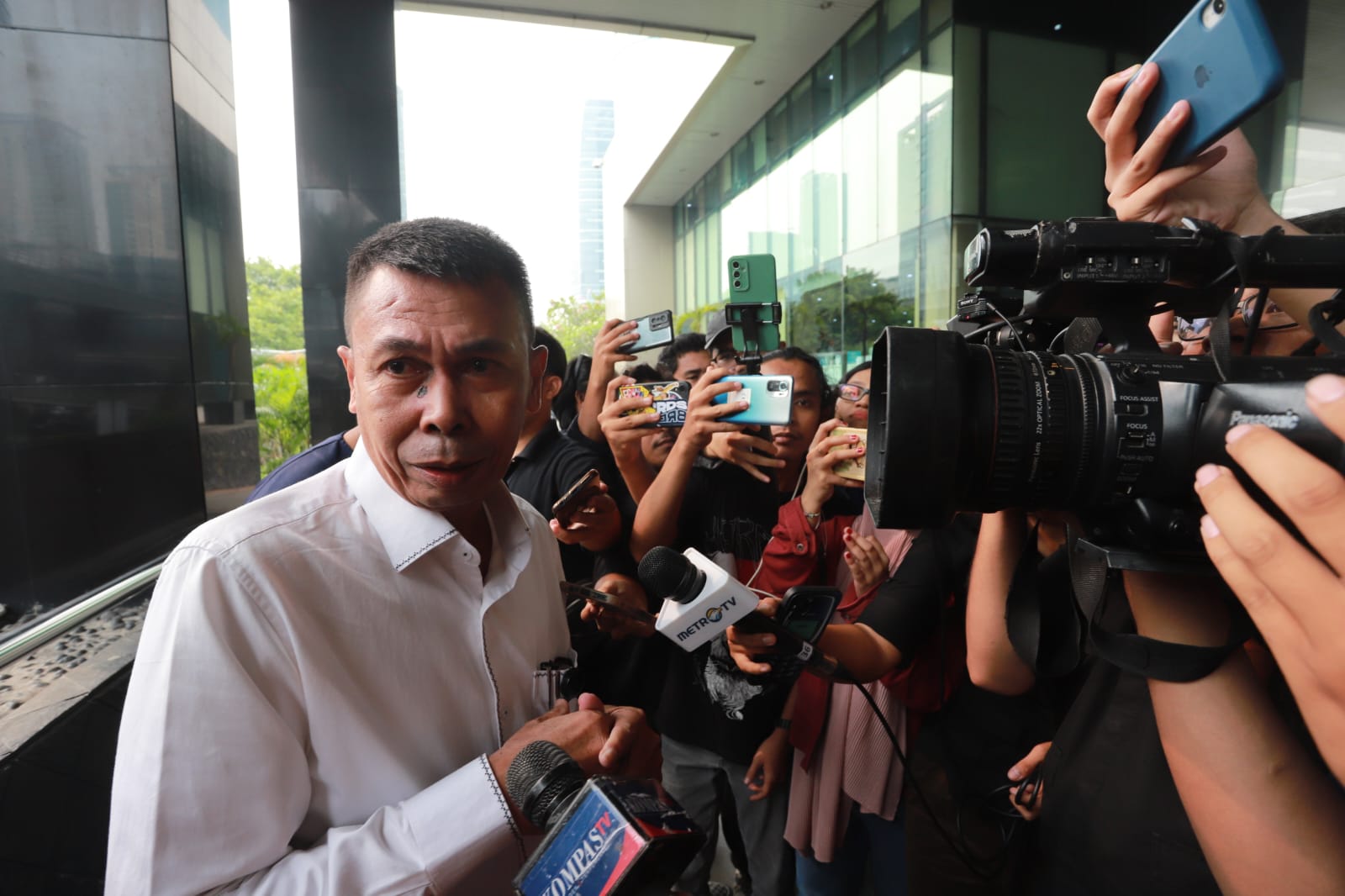 Nawawi Pomolango ditunjuk menjadi Ketua KPK sementara oleh Presiden Jokowi. - Image