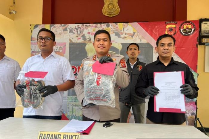 Kapolres Sukabumi AKBP Maruly Pardede bersama jajaran Satreskrim Polres Sukabumi menunjukkan barang bukti kasus tewasnya pelajar SMPN 1 Ciambar saat mengikuti MPLS. - Image