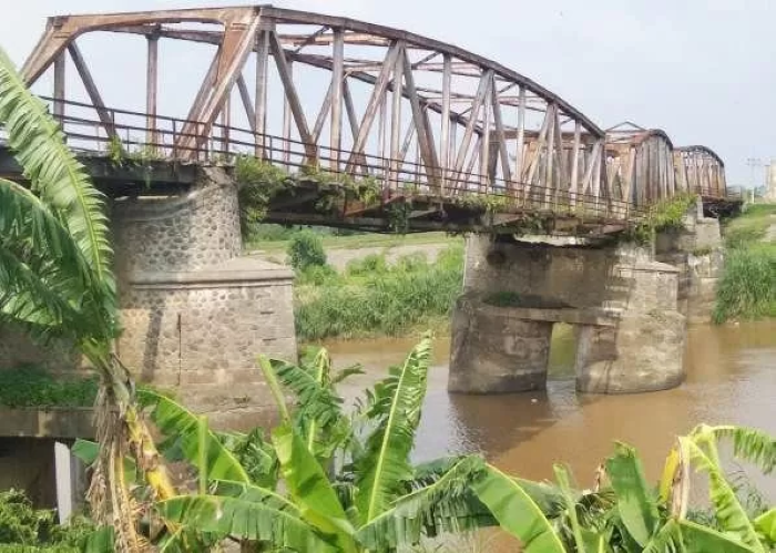 Jembatan Lama Kertosono atau warga sekitar mengenalnya dengan nama Treteg Tosono. - Image