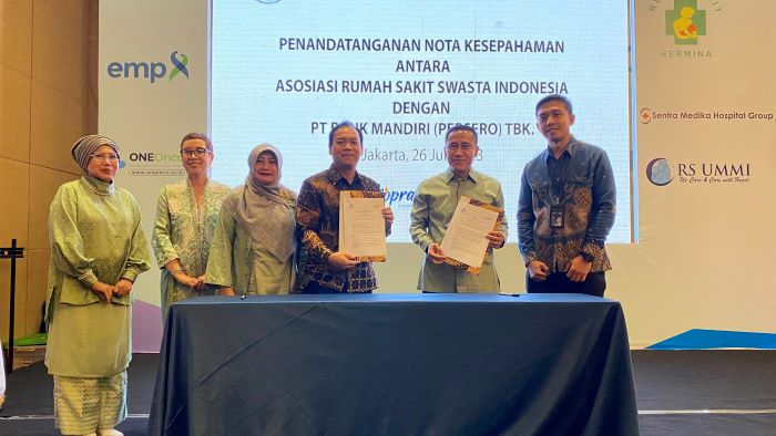Regional CEO Region IV Bank Mandiri Jan Winston Tambunan (tiga kanan) dan Ketua Asosiasi Rumah Sakit Swasta Indonesia (ARSSI) drg Iing Ichsan Hanafi (dua kanan) sedang menunjukkan naskah MoU. - Image