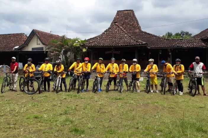 Sejumlah pesepeda di depan rumah joglo Desa Wisata Kelor, Bangunkerto, Turi, Sleman. - Image