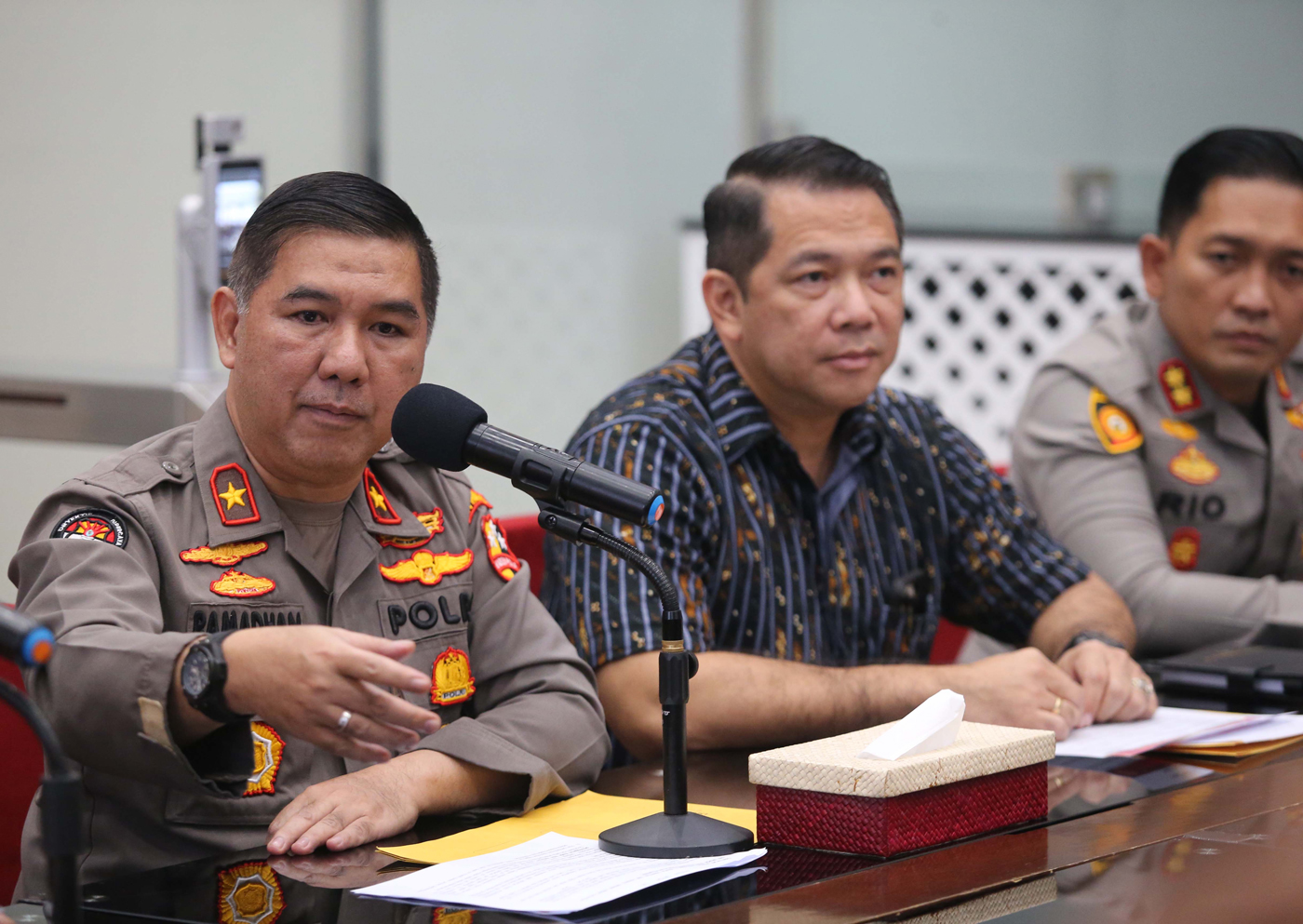 Karopenmas Divisi Humas Polri Brigjen Ahmad Ramadhan (kiri) saat memberikan keterangan pers terkait kasus polisi tertembak di Rusun Polri Cikeas Minggu (23/7/2023). - Image